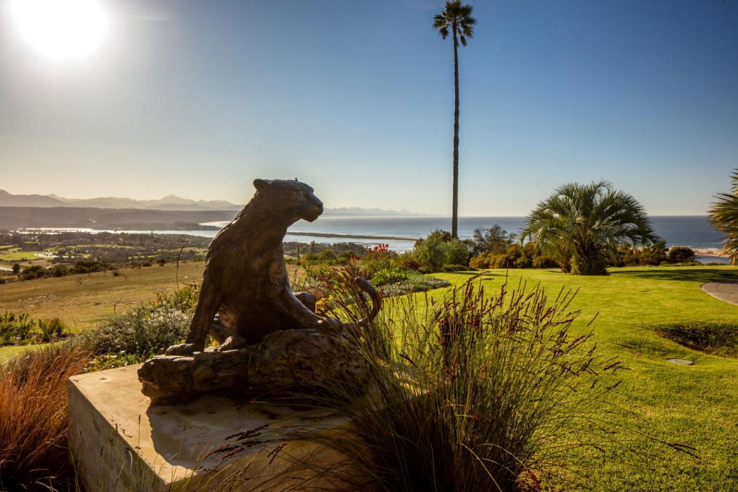Sky Villa Boutique Hotel By Raw Africa Collection Plettenberg Bay Εξωτερικό φωτογραφία The Bobcat statue at the entrance of the school