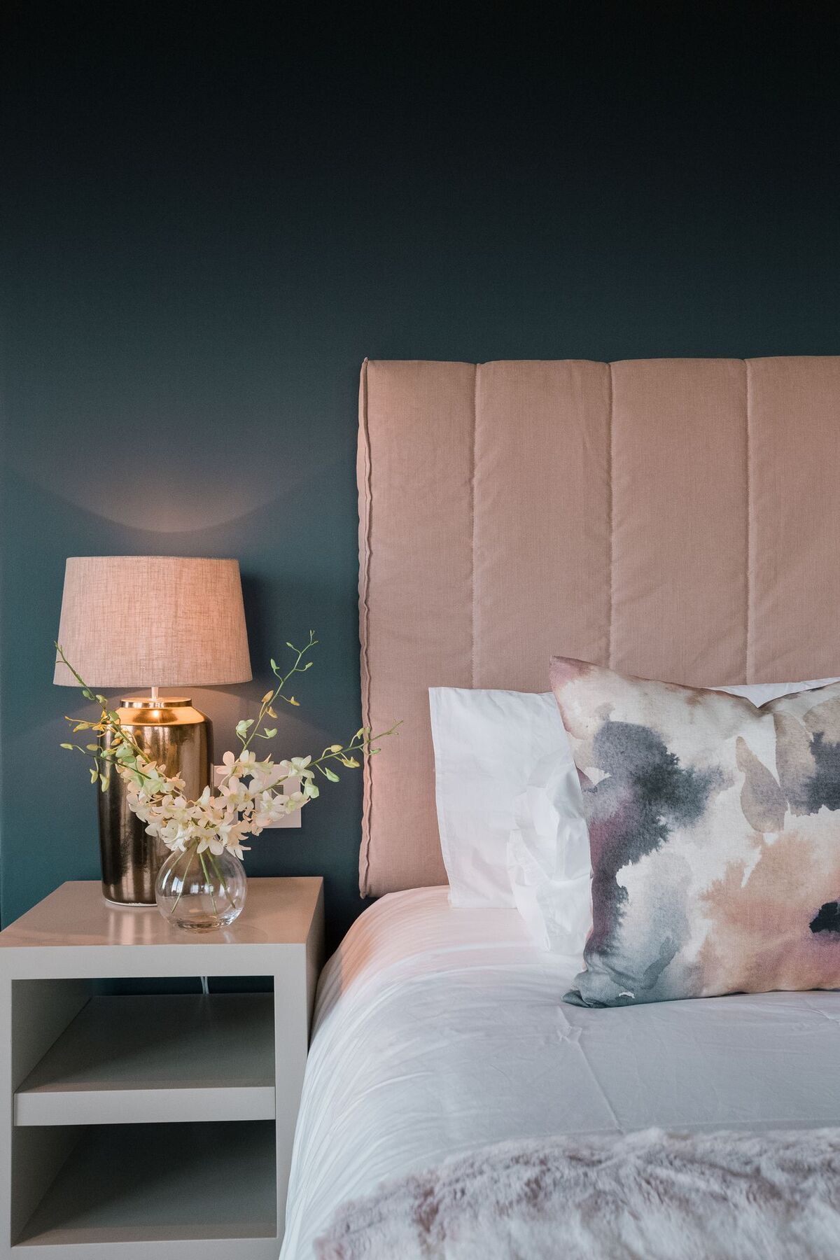 Sky Villa Boutique Hotel By Raw Africa Collection Plettenberg Bay Εξωτερικό φωτογραφία A bedroom with a bed and a bedside table